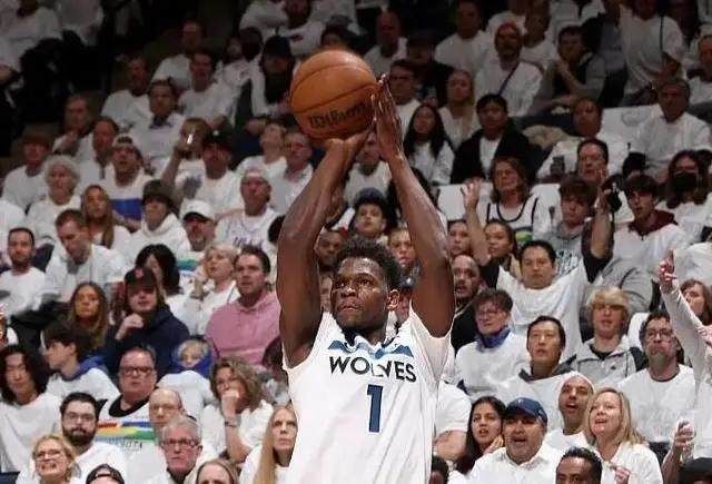 连续两战空砍77分 爱德华兹沮丧至极拒绝接受采访