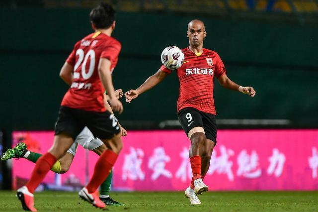 开云体育下载-伤不起！亚冠金靴自我正名 无他让亚泰前景堪忧？